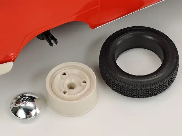 Tamiya 1/24 Volkswagen Type 2 (T1) Red & White (Clic Loc) — image 4 of 8