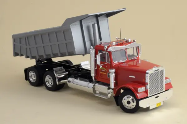Italeri Freightliner Heavy Dumper — image 11 of 25