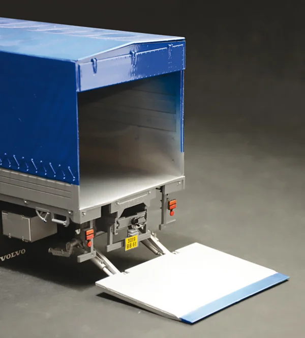 Italeri Volvo F16 Globetrotter Canvas Truck — image 11 of 15