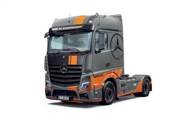 Italeri Mercedes-Benz Actros MP4 Big Space Grand Prix Edition