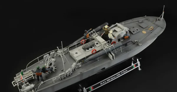 Italeri M A S 568 4A Serie With Crew — image 8 of 15