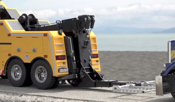 Tamiya Volvo FH-16 8X4 Tow Truck — image 3 of 11