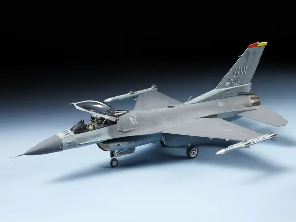 Tamiya 1/72 F-16Cj Fighting Falcon &mdash; image 6 of 6