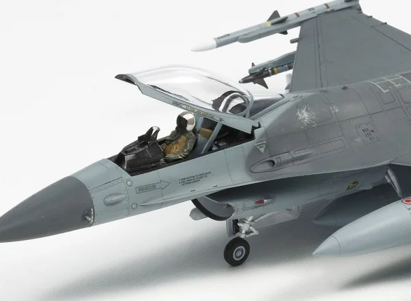 Tamiya F-16Cj Block 50 With Full Equipment