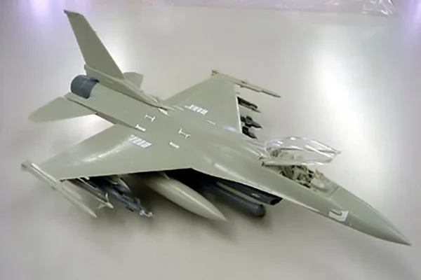 Tamiya F-16C (Black 25/32)