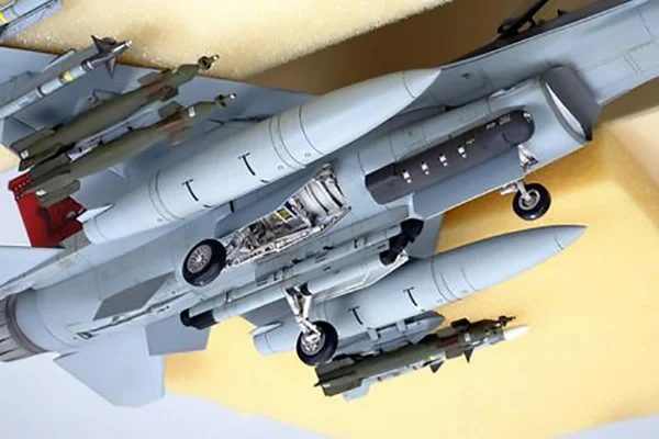 Tamiya F-16C (Black 25/32)