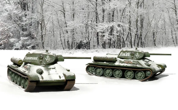 Italeri T34/76 M42(2 Fast Assembly Models) — image 2 of 6