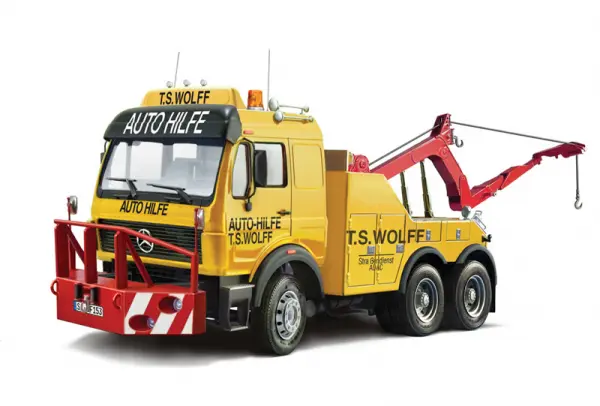 Italeri Mercedes-Benz wrecker truck — image 2 of 16