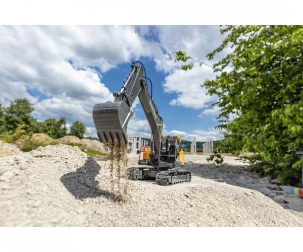 Carson 1:16 Excavator Volvo 2.4Ghz 100 RTR — image 3 of 15