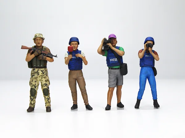 Journalists in War (4 figures)