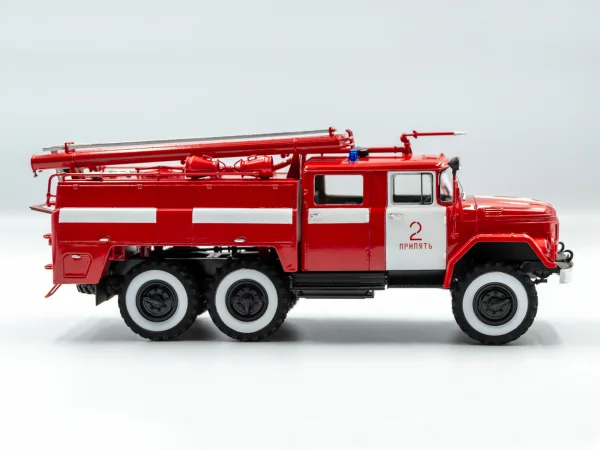 Chernobyl #2 Fire Fighters (AC-40-137A Fire Truck - 4 Figures & Diorama Base with Background)