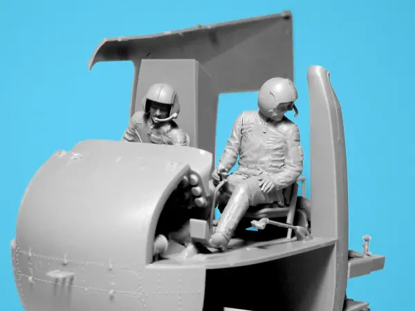S-64 Helicopter Crew (3 Figures) — image 3 of 5