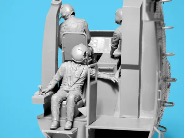 S-64 Helicopter Crew (3 Figures) — image 5 of 5