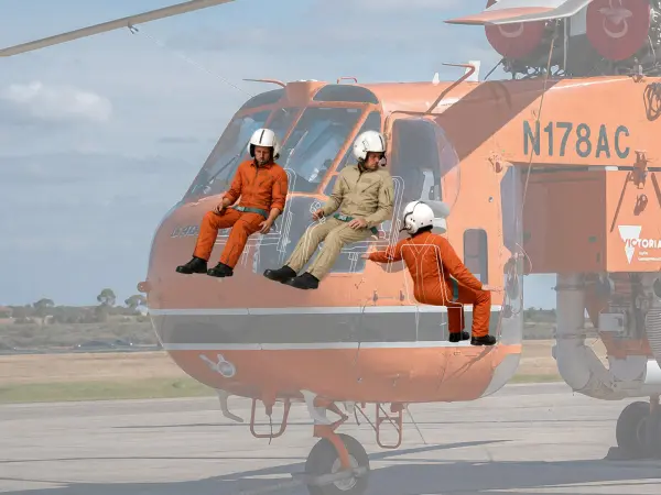 S-64 Helicopter Crew (3 Figures) — image 5 of 10