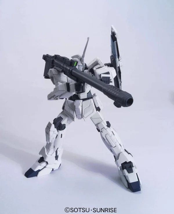 HGUC 1:144 RX-0 Unicorn Gundam (Unicorn Mode) &mdash; image 5 of 7