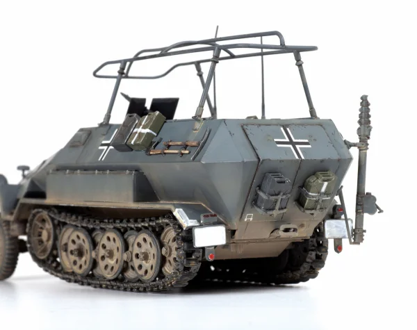 Zvesda Sd.Kfz 251/3 Ausf.B Radio Car