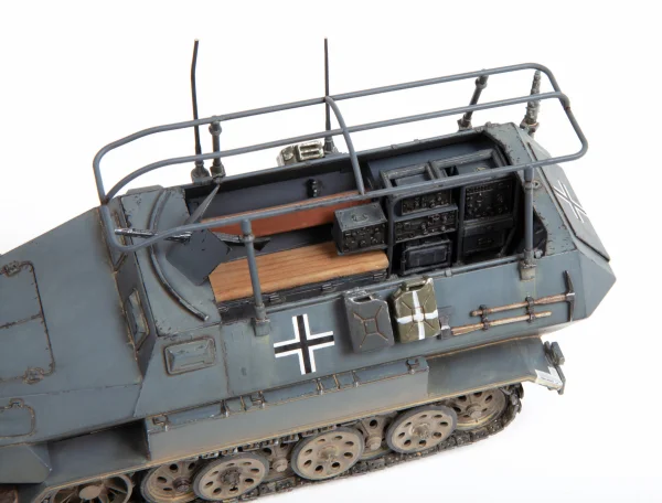 Zvesda Sd.Kfz 251/3 Ausf.B Radio Car