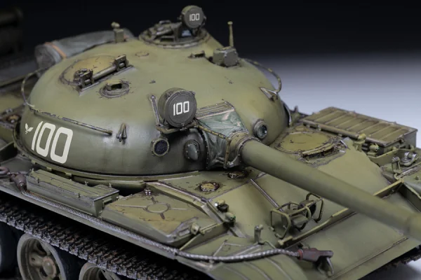 Zvesda T-62 Soviet Main Battle Tank — image 3 of 12