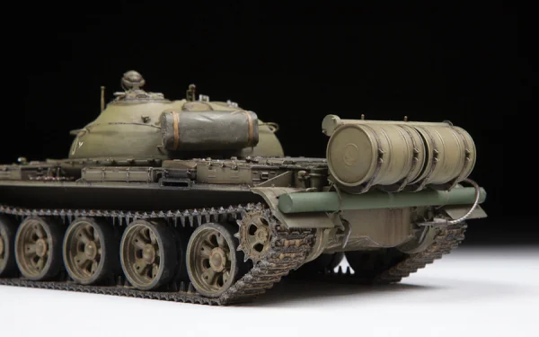 Zvesda T-62 Soviet Main Battle Tank — image 4 of 12