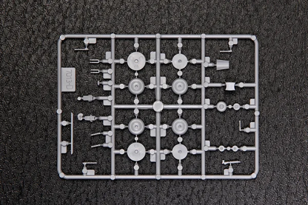 Zvezda 1:144 Ilyushin Il-62M — image 7 of 16