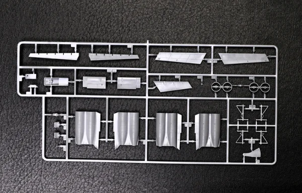 Zvezda 1:144 Ilyushin Il-62M — image 3 of 16