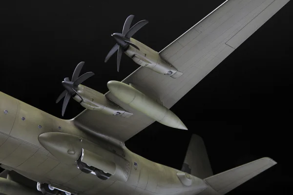 Zvezda C-130 J-30 &mdash; image 7 of 9