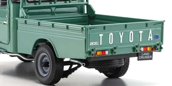 Kyosho 1:18 Toyota Land Cruiser 40 Pick Up 1980 Fashion Green — image 6 of 7