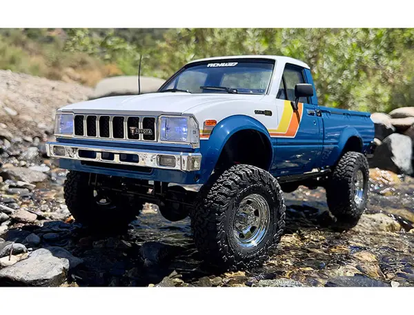 RC4WD Trail Finder2 RTR With 1982 Toyota Pickup Hard Body Blue — image 9 of 20