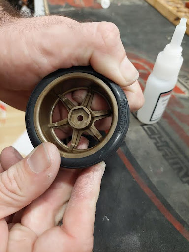 How to glue RC tires