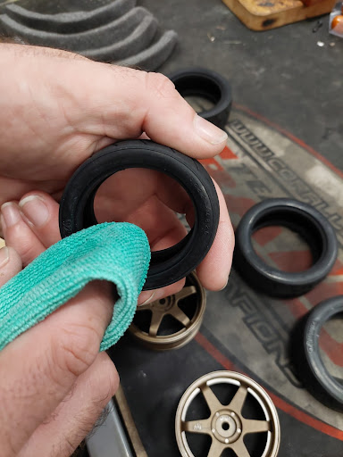 How to glue RC tires