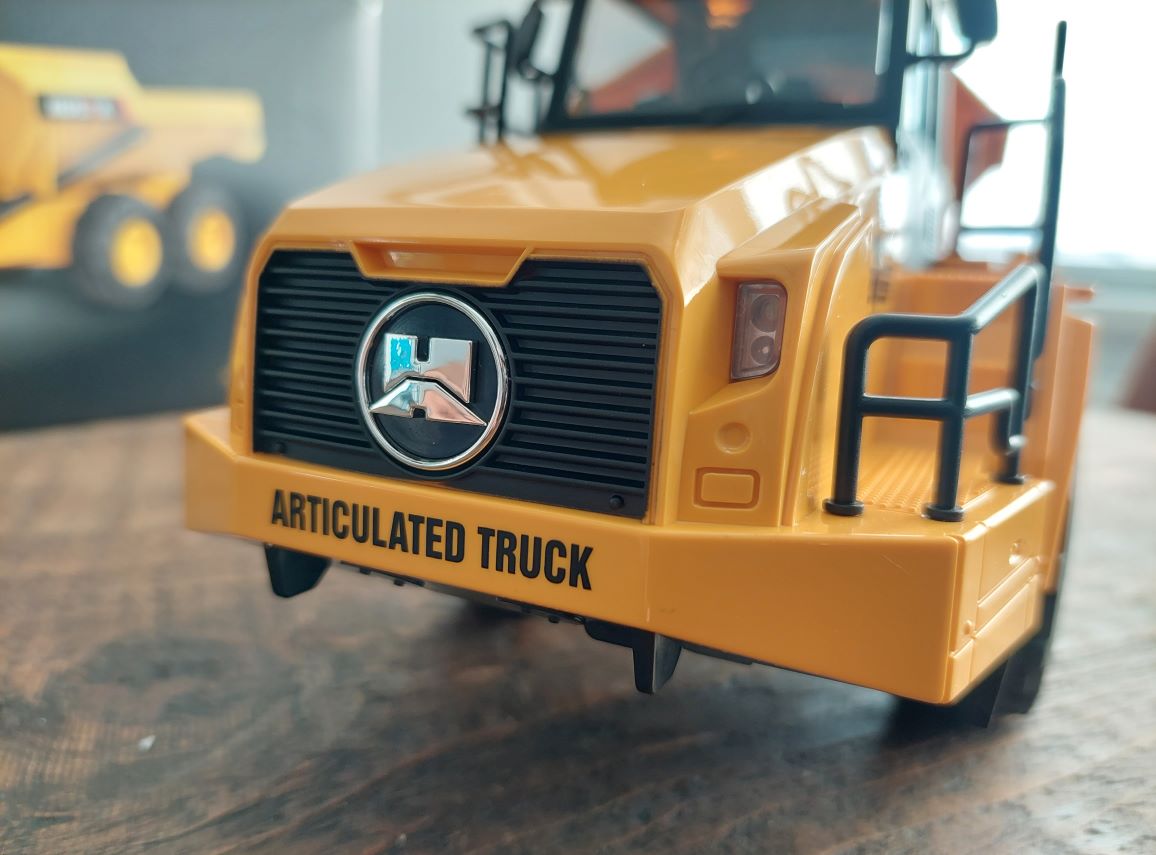 Huina Articulated dump truck ( CY1553 ) unboxing