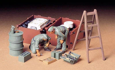 Tamiya German Engine Maintenance Crew — image 2 of 2