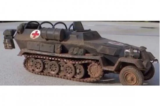Italeri Sd Kfz 251:8 Ambulance — image 1 of 10