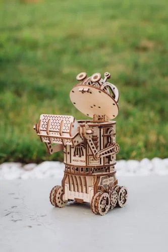 Wood Trick Space junk robot (mechanical) — image 4 of 9