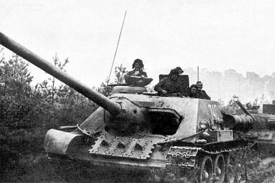 Zvezda Soviet S.P Gun Su 100 — image 1 of 3