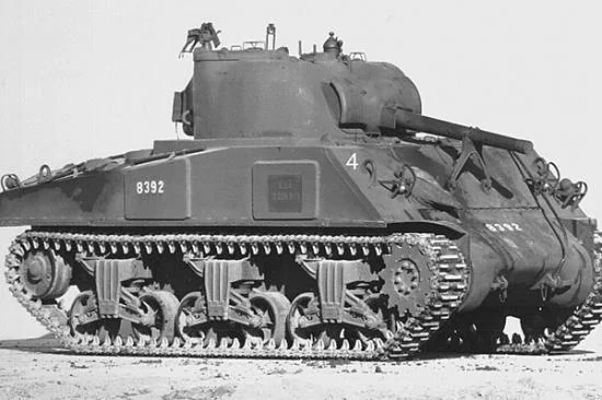 Zvesda M4 A2 (75mm) Sherman Medium Tank — image 2 of 10