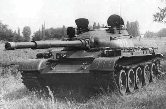 Zvesda T-62 Tank Model Kit - 1:72 — image 2 of 4