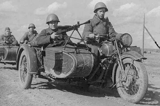 Zvezda Soviet M-72 Sidecar Motorcyle W/Car — image 2 of 5