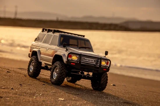 Kyosho KC10 Toyota Land Cruiser 60 Crawler 4WD 1:10 Readyset &mdash; image 4 of 8