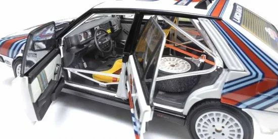 Kyosho 1:18 Lancia Delta HF 4WD Olympus Rally 1987 Martini Rossi Nr.3 — image 5 of 5